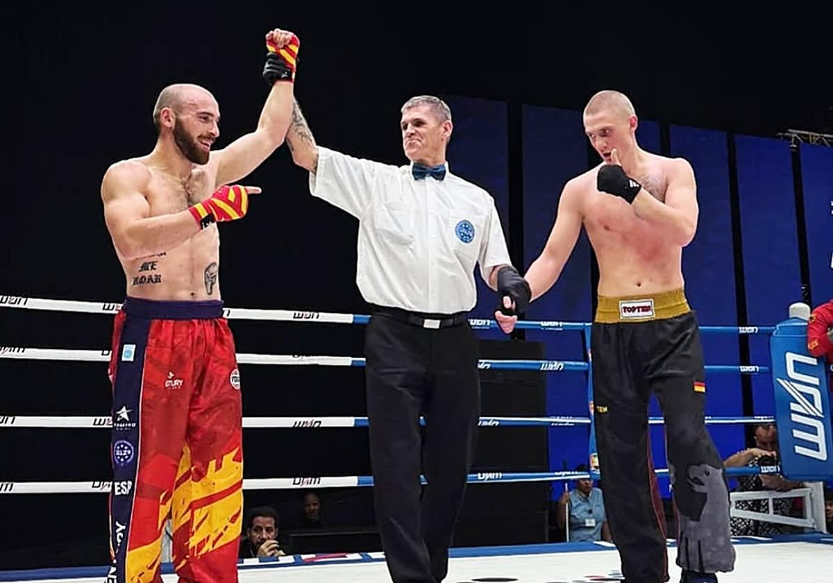 El árbitro, dando como vencedor a Lizana en semifinales.