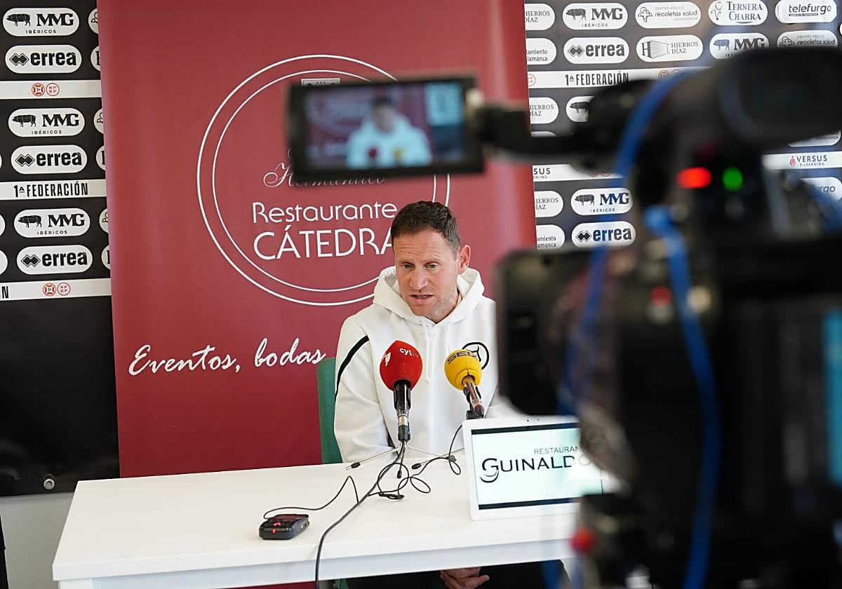 Mario Simón, en la rueda de prensa previa al choque contra el Ourense.