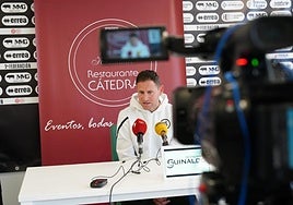 Mario Simón, en la rueda de prensa previa al choque contra el Ourense.