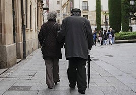 Dos personas mayores, paseando por la calle Concejo.