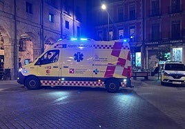 Imagen de la ambulancia en el lugar para atender al hombre.