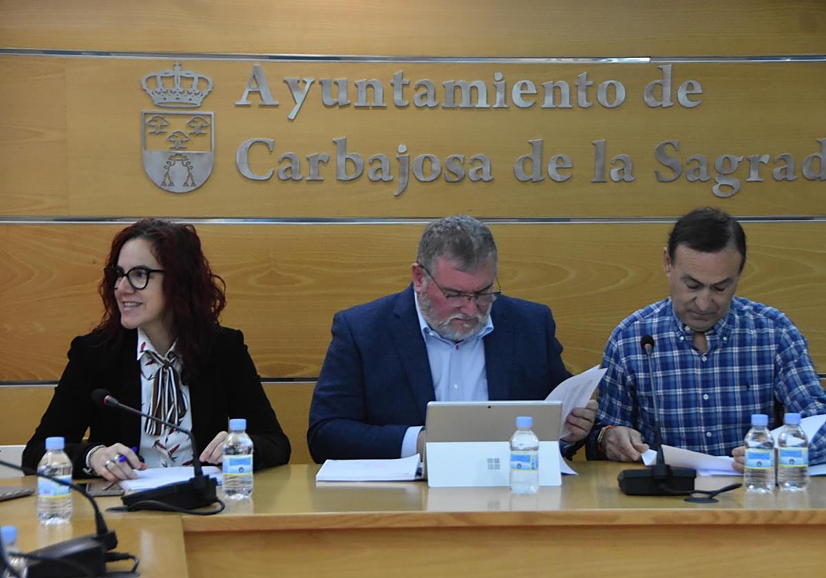 Noemí Fernández, José Álvarez y el alcalde de Carbajosa, Pedro Samuel Martín.