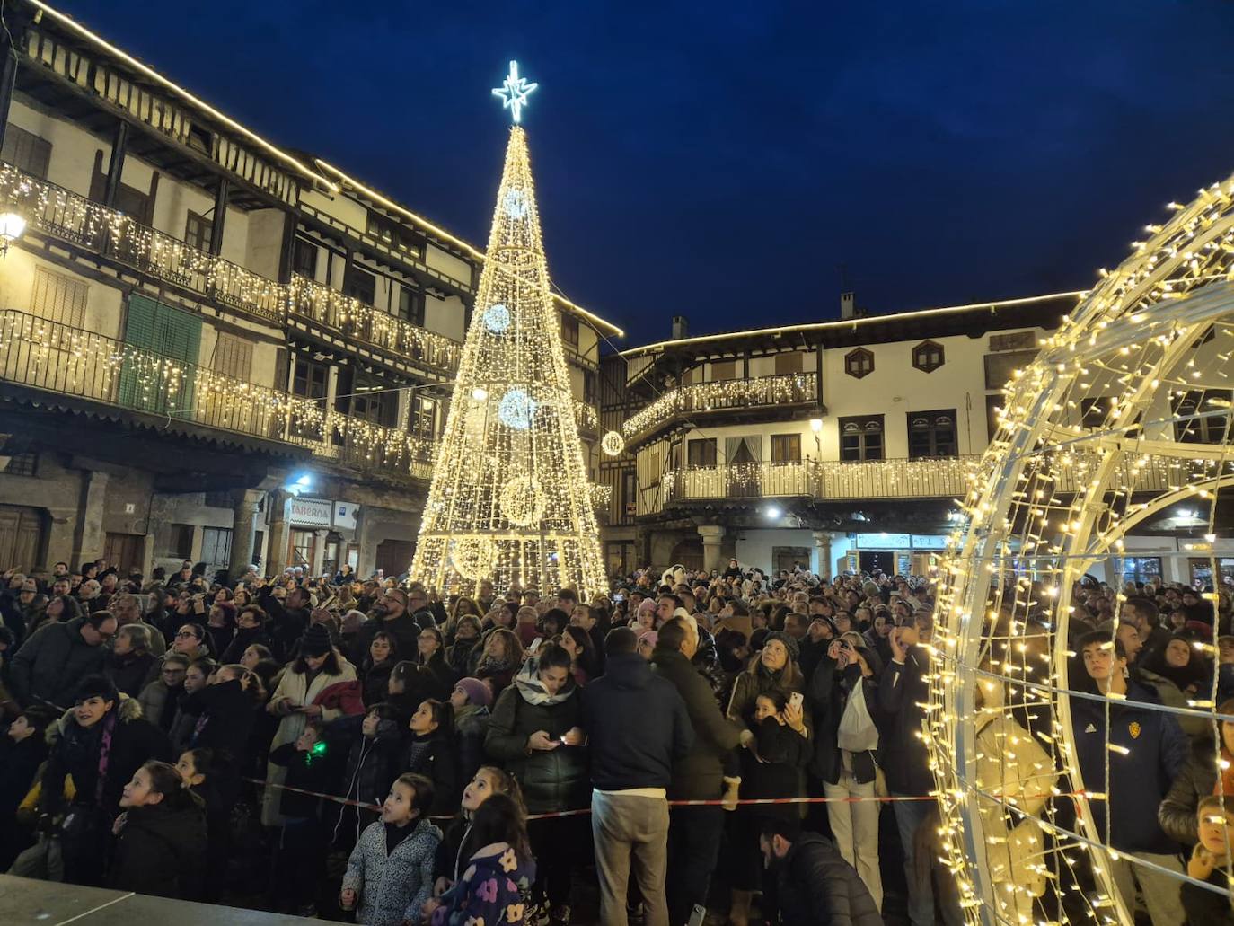 La Navidad Ya Brilla En La Alberca Tras El Encendido Del Alumbrado La la-navidad-ya-brilla-en-la-alberca-tras-el-encendido-del-alumbrado-la