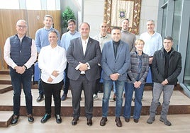 El encuentro se celebró en el Ayuntamiento y contó con el recibimiento del alcalde y de la primera teniente de alcalde.