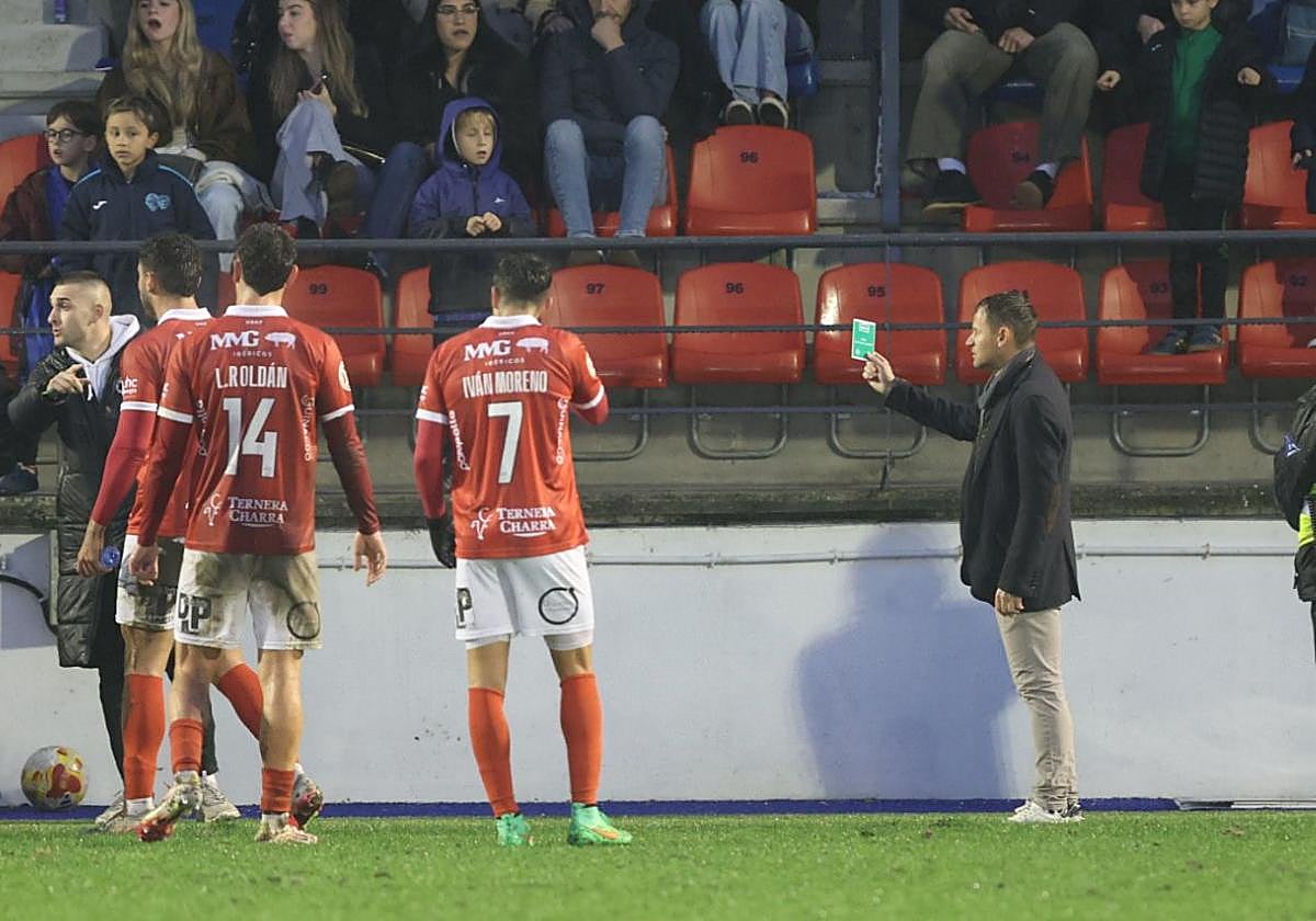 Mario Simón, pidiendo la revisión del penalti de Encuentra en O Couto.