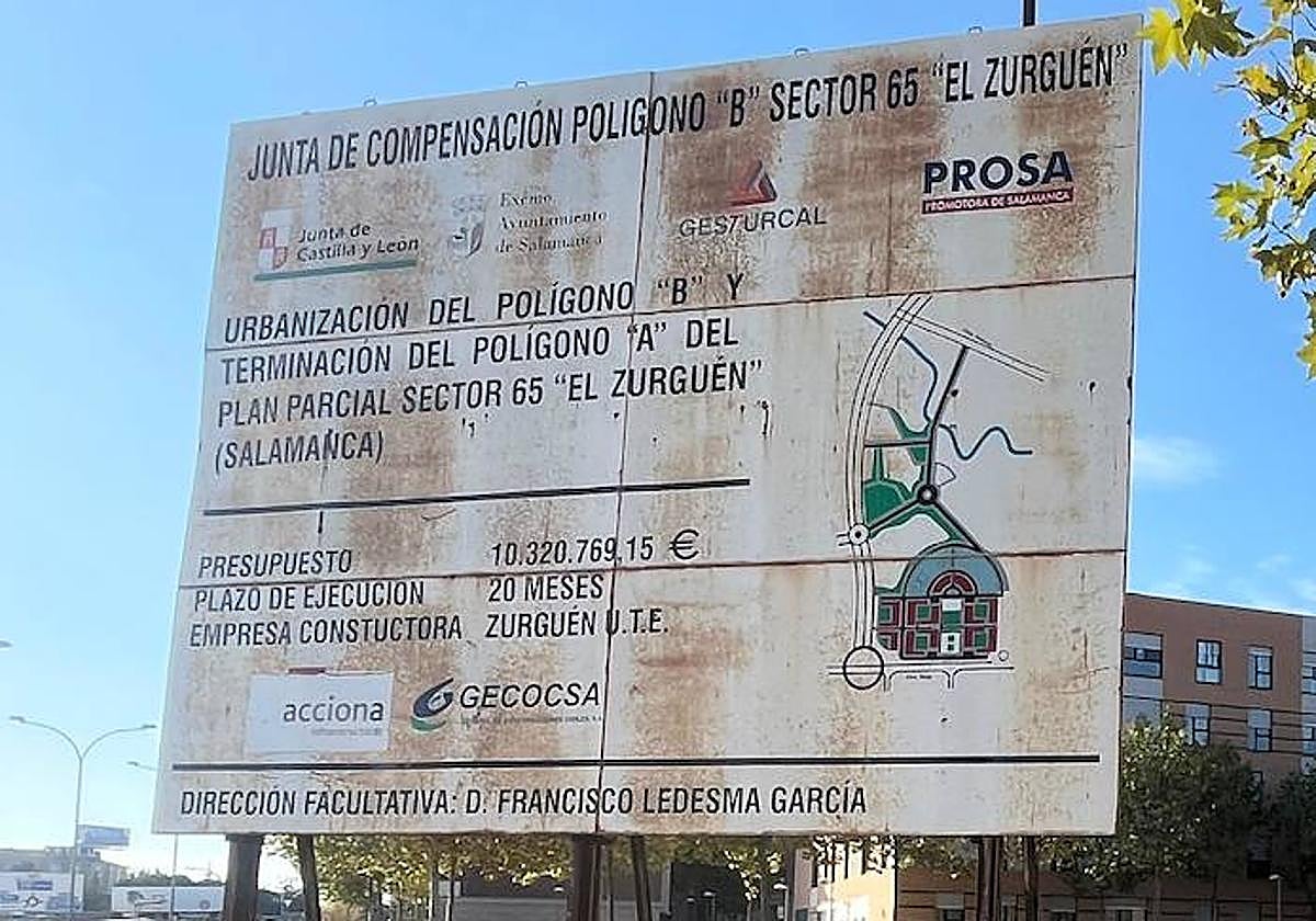 Imagen del cartel del solar abandonado donde estaba previsto construir el centro de slaud de El Zurguén.