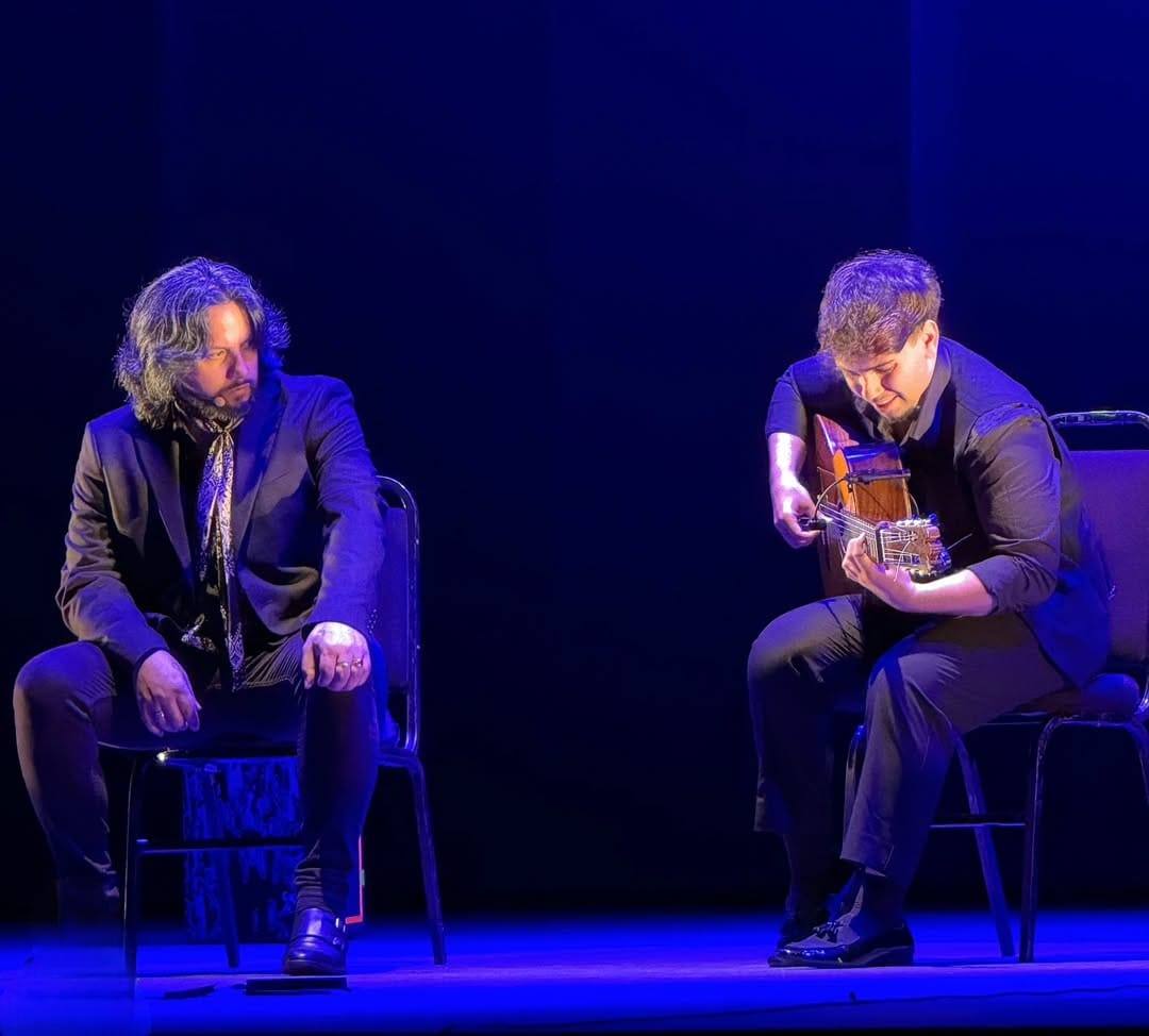 Abajo, 'El Turry' y el guitarrista Marcos de Silvia, durante una actuación.