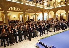Autoridades asistentes al acto en el Casino y representantes de la empresa FCC Medio Ambiente.