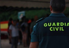 Un agente de la Guardia Civil, de espaldas.