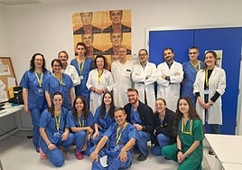 Especialistas del servicio de Urología del Hospital de Salamanca, con los carteles de la última campaña de la Asociación Española de Urología.