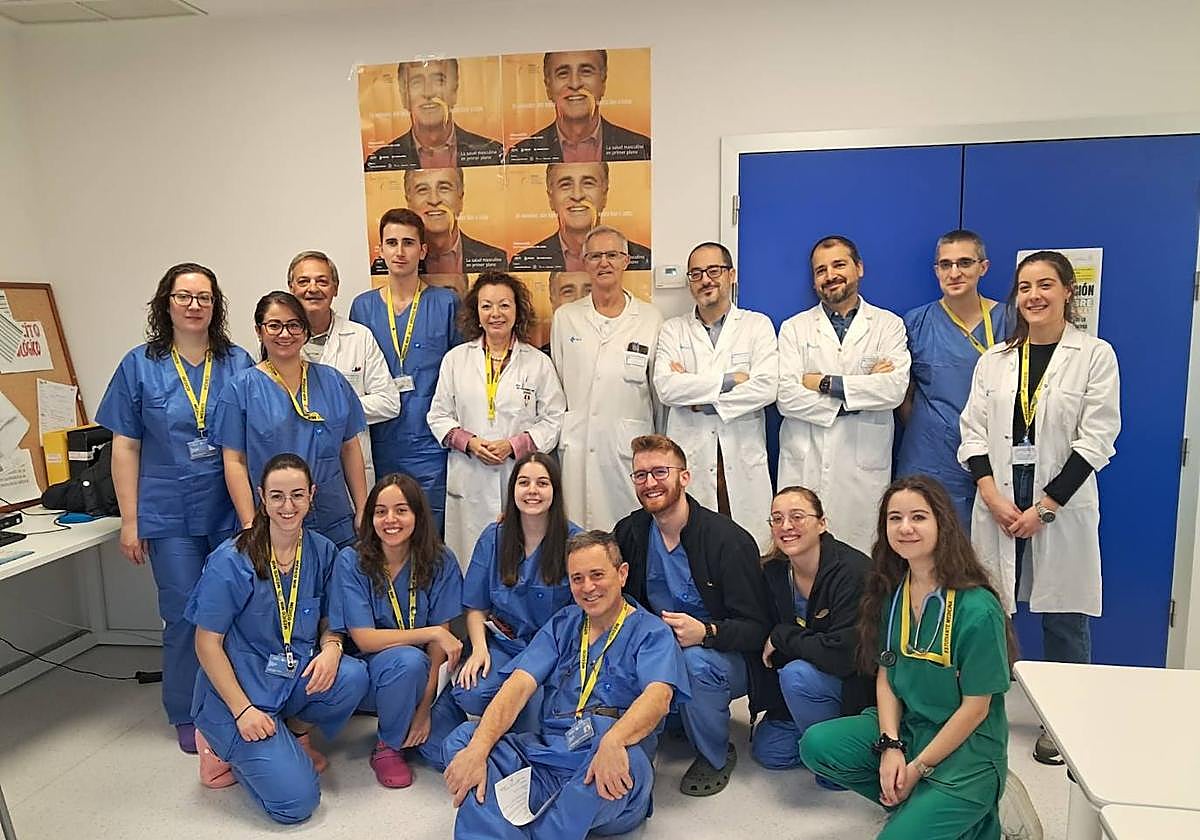 Especialistas del servicio de Urología del Hospital de Salamanca, con los carteles de la última campaña de la Asociación Española de Urología.