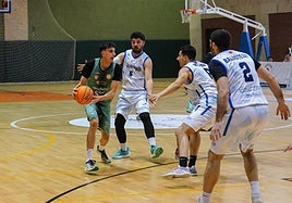 Jorge Morán, presionado por varios rivales.