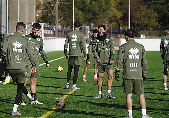 Álvaro Gómez ríe a carcajadas en el inicio de la sesión de entrenamiento de este viernes.
