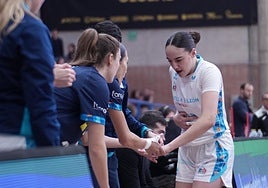 Iyana Martín, marchándose al banquillo tras un golpe en los primeros segundos.