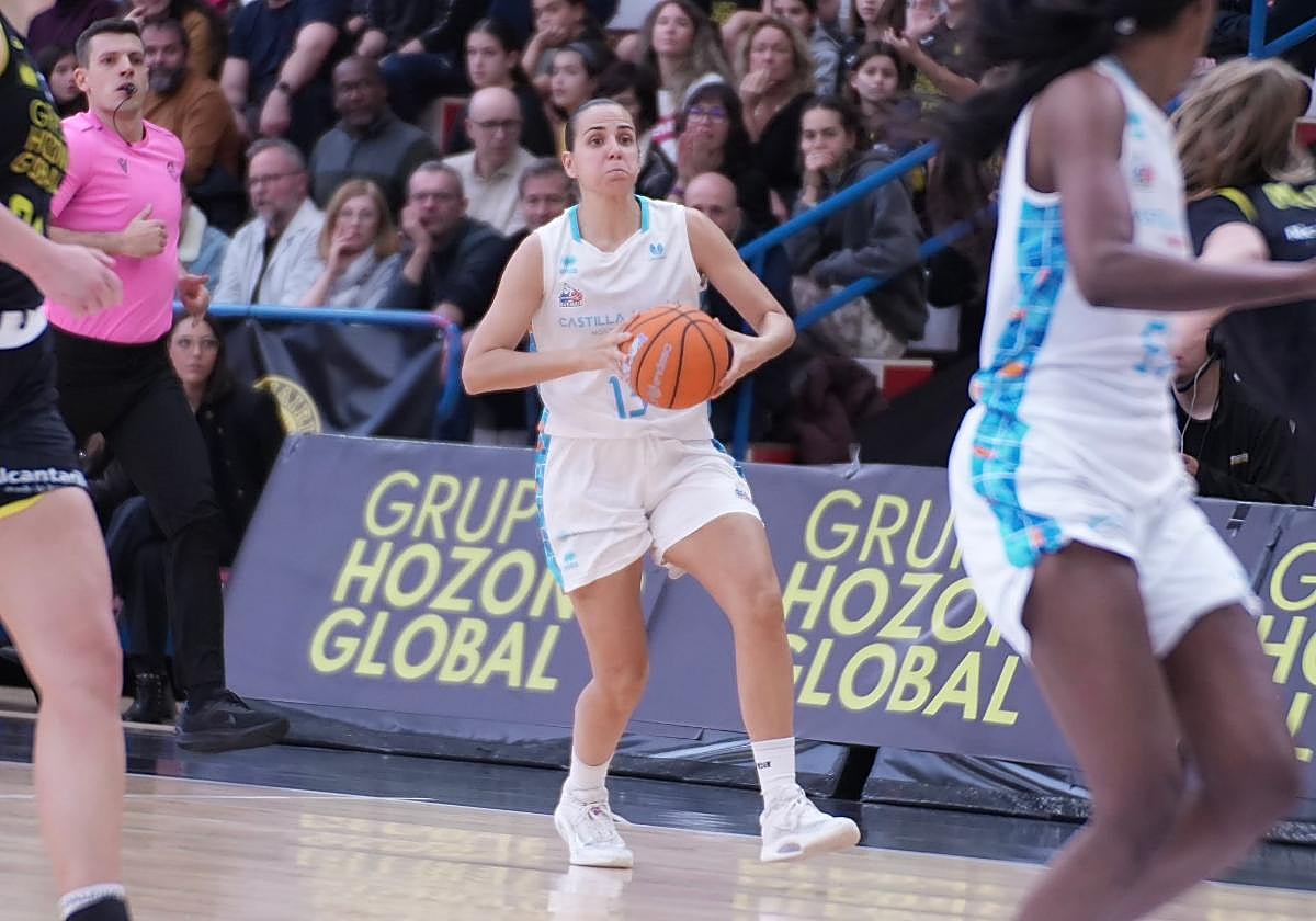 Andrea Vilaró se dispone a ejecutar un pase en el Jairis-Avenida.