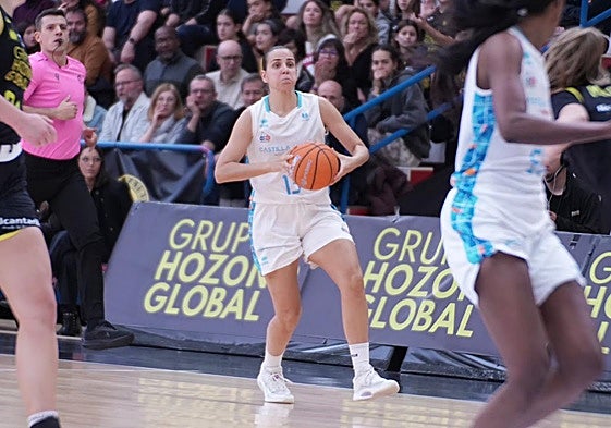 Andrea Vilaró se dispone a ejecutar un pase en el Jairis-Avenida.