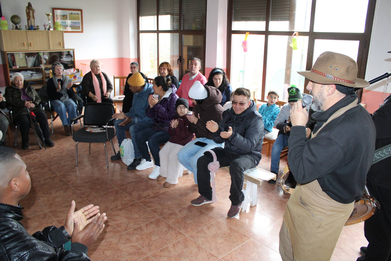 Gallegos de Solmirón disfruta de una castañada