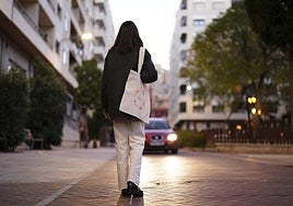 La joven salmantina paseando por Salamanca.