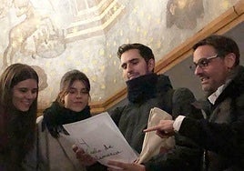 Alumnos del Master de Profesorado, analizando los pigmentos de la obra del Cielo de Salamanca.