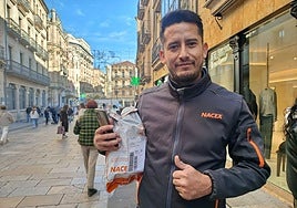 Eduardo, con un paquete a punto de entregar en la calle Toro.