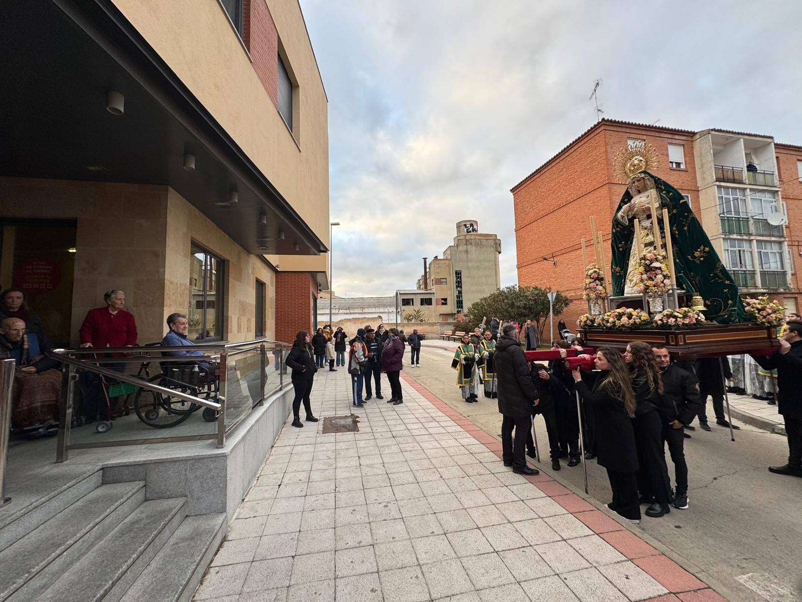 La Virgen de la Esperanza visita las residencias de Peñaranda