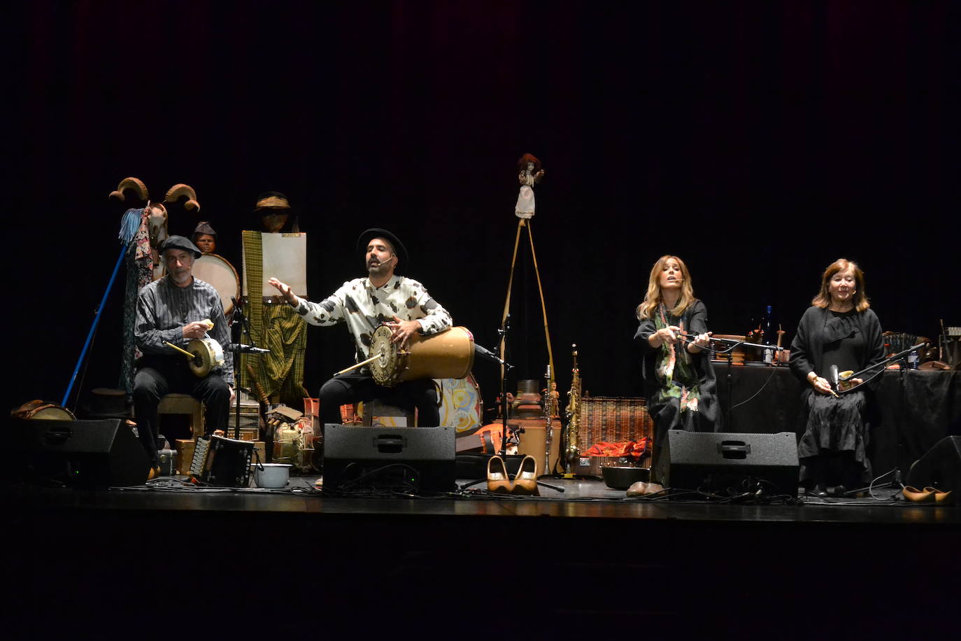 Mayalde inunda el Teatro Nuevo de tradición y libertad