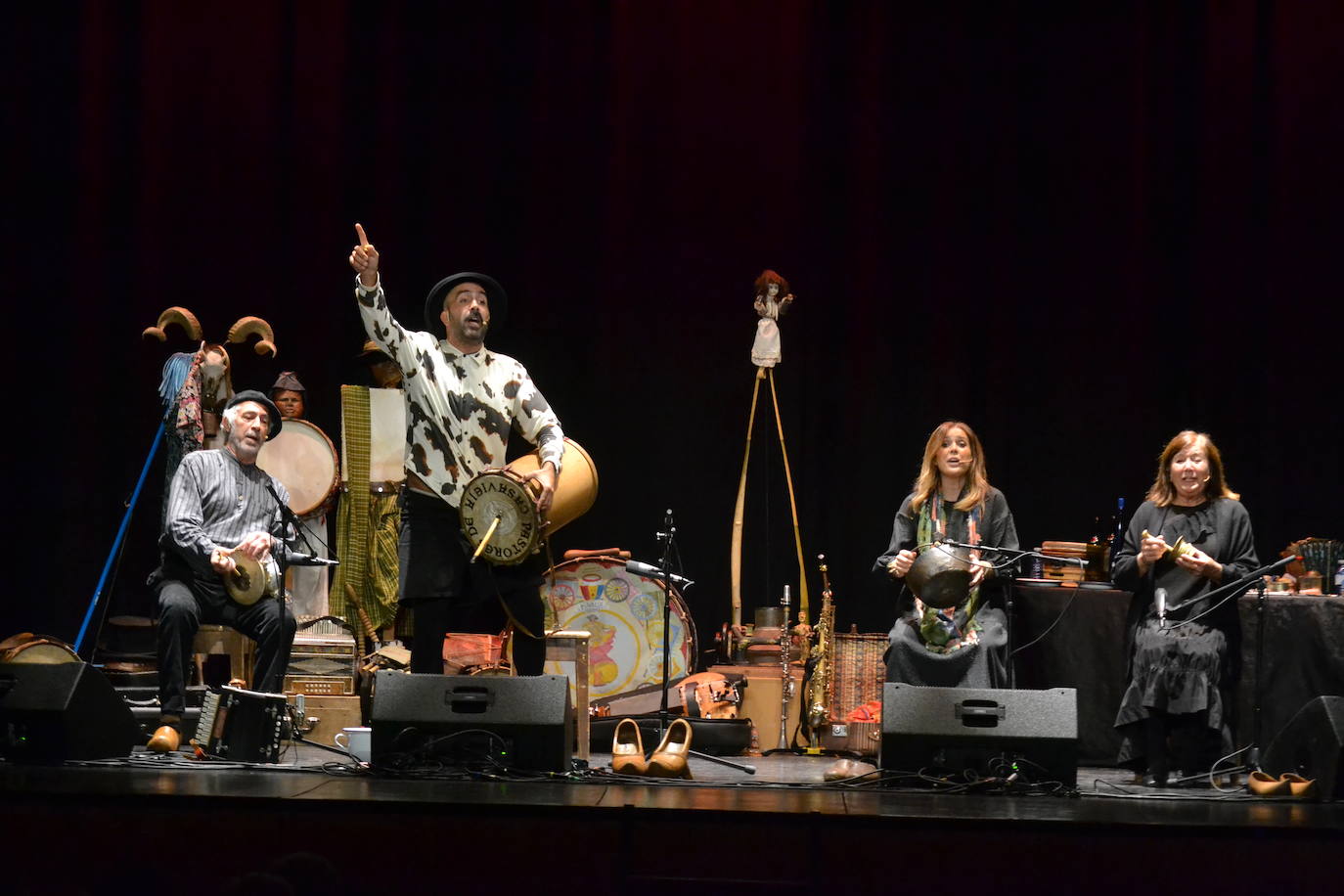 Mayalde inunda el Teatro Nuevo de tradición y libertad