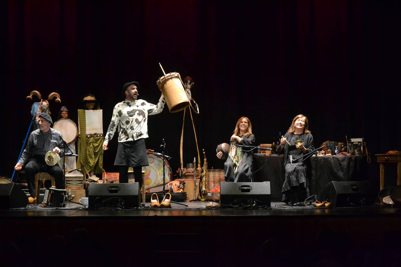 Mayalde inunda el Teatro Nuevo de tradición y libertad