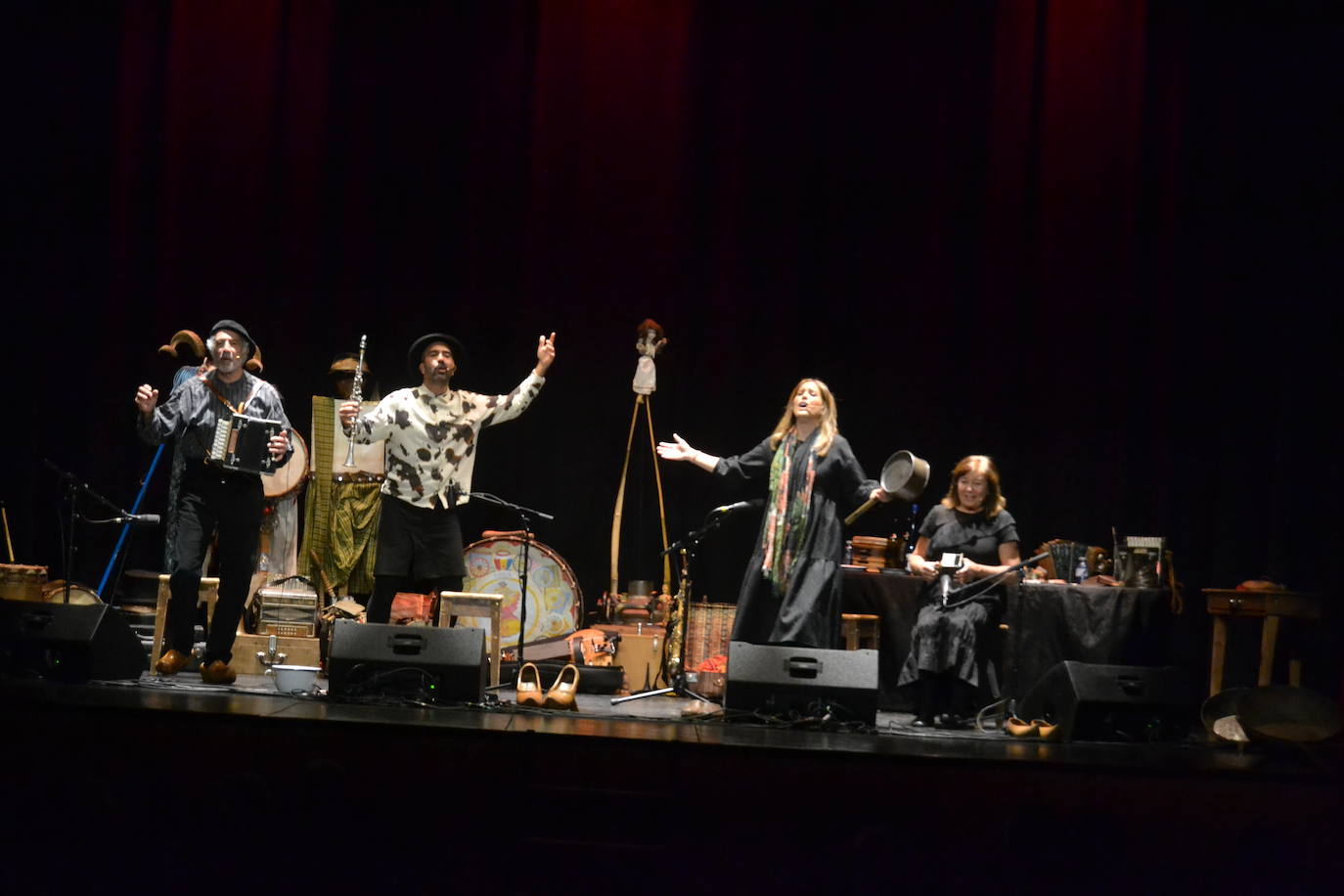 Mayalde inunda el Teatro Nuevo de tradición y libertad