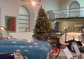 Así luce el Museo de Historia de la Automoción de Salamanca con la Navidad a la vuelta de la esquina.