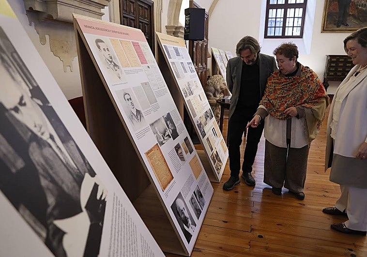 Javier Panera, director del Servicio de Actividades Culturales; Matilde Olarte, vicerrectora de Cultura, y Adelaida Sagarra, comisaria de la exposición.