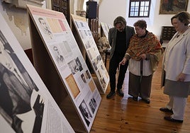 Javier Panera, director del Servicio de Actividades Culturales; Matilde Olarte, vicerrectora de Cultura, y Adelaida Sagarra, comisaria de la exposición.