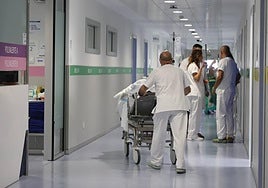 Actividad en los pasillos de Urgencias del Hospital de Salamanca.