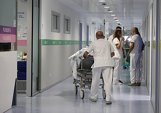 Actividad en los pasillos de Urgencias del Hospital de Salamanca.