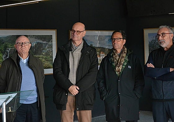 Los antiguos ferroviarios, durante el acto de presentación.