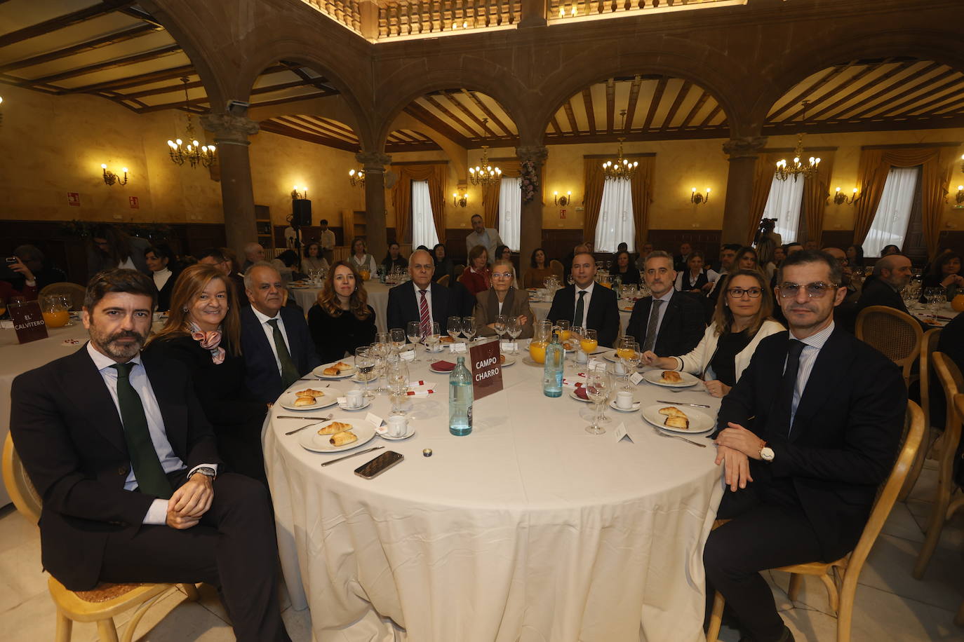 Antonio Flórez (Confederación de Empresarios de Salamanca), Carmen Sánchez y José María Sánchez (Cortes de Castilla y León), Rocío Blanco y Ángel Miguel Morín (Junta de Castilla y León), Marian Vicente (LA GACETA), Luis Sánchez (Ayuntamiento de Salamanca), Fernando Díaz (Junta de Castilla y León), María Teresa Escribano (Universidad de Salamanca) y Emilio Checa (Cámara de Comercio).