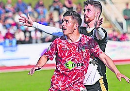 Manu Fuster forceja con Carlos Quintana en un derbi con Unionistas en 2ªB.