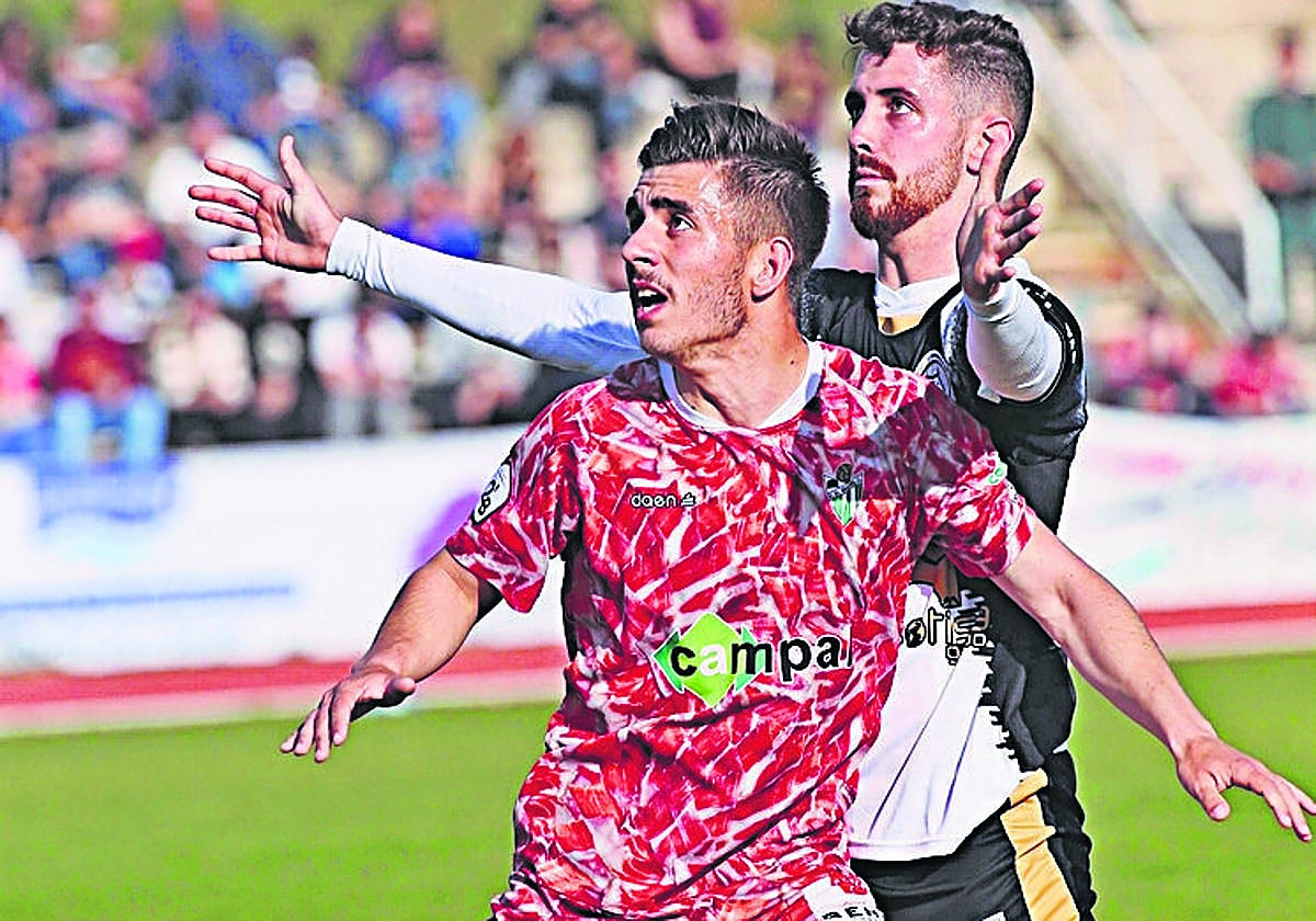 Manu Fuster forceja con Carlos Quintana en un derbi con Unionistas en 2ªB.