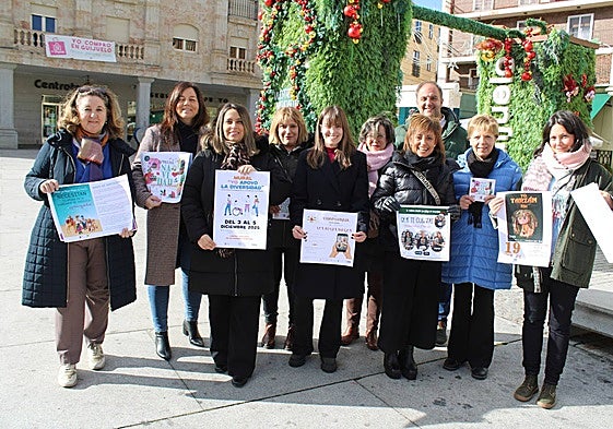 El alcalde, Roberto Martín, junto con las responsables de los centros de cultura del Ayuntamiento de Guijuelo.