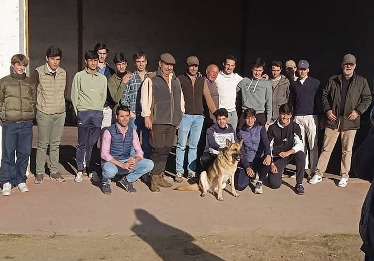 Regino Ávila, en el centro, rodeado de toreros a la puerta de la nave que tiene en Mozodiel de Sanchíñigo, que se ha convertido en el punto de encuentro de los profesionales taurinos para entrenar.