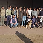 Regino Ávila, en el centro, rodeado de toreros a la puerta de la nave que tiene en Mozodiel de Sanchíñigo, que se ha convertido en el punto de encuentro de los profesionales taurinos para entrenar.