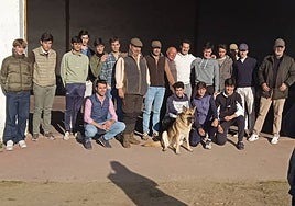 Regino Ávila, en el centro, rodeado de toreros a la puerta de la nave que tiene en Mozodiel de Sanchíñigo, que se ha convertido en el punto de encuentro de los profesionales taurinos para entrenar.