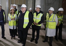 Alejandro Vázquez, junto a Carlos García Carbayo, en la visita al bloque de consultas del Hospital.