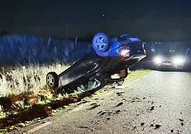 El vehículo volcado en la carretera a la entrada de Arapiles