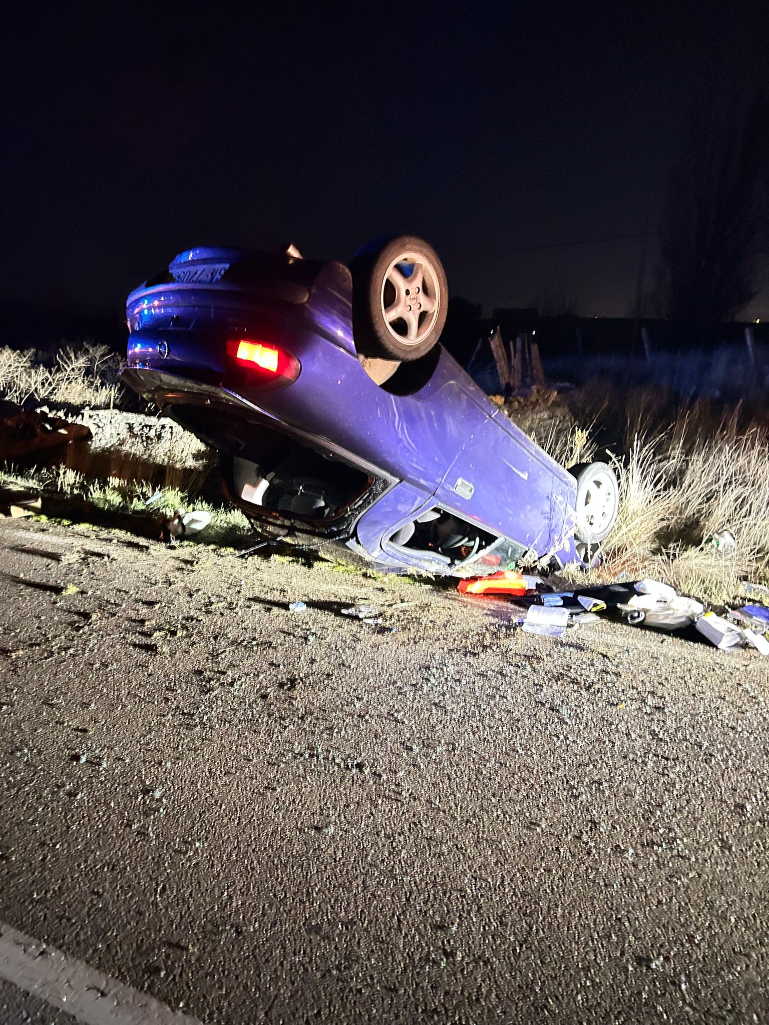 Así quedó el coche volcado tras un espectacular y misterioso accidente a la entrada de Arapiles