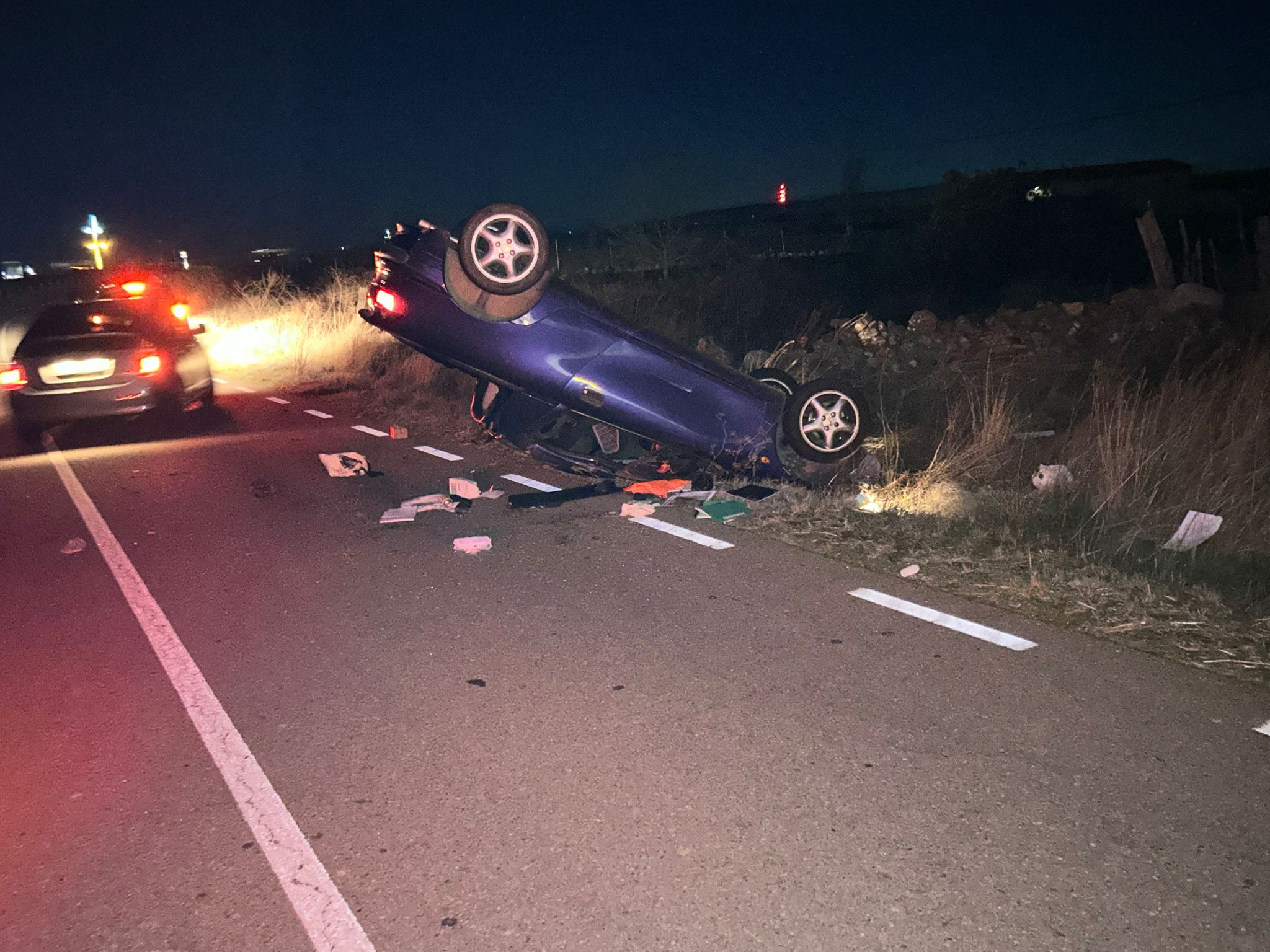 Así quedó el coche volcado tras un espectacular y misterioso accidente a la entrada de Arapiles