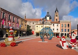 Elementos ornamentales navideños que ya se han dispuesto en la plaza de la Constitución.