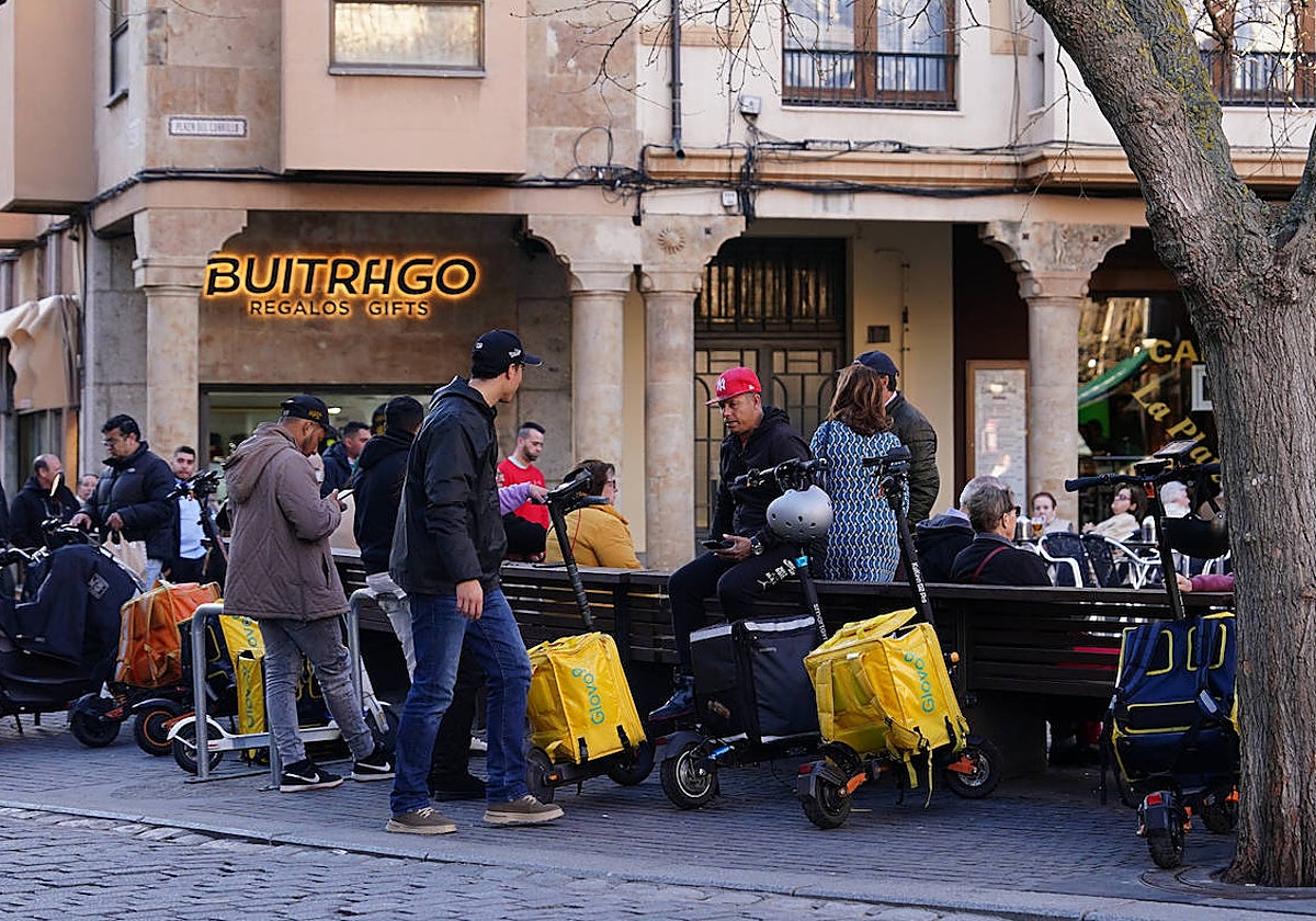 Un grupo de repartidores en la plaza del Corrillo.