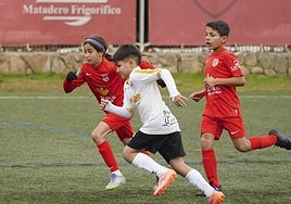 La jugadora del Santa Marta Sheila Lerma, en una carrera con un rival por hacerse con el control del esférico.