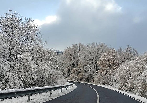 La carretera SA-100, de Béjar a Barco de Ávila, completamente nevada.